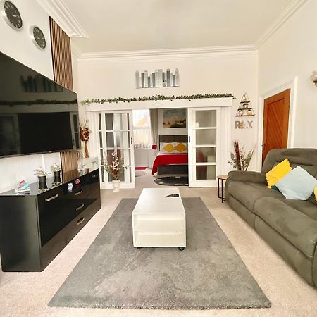 Victoria House - Self Catering Quiet Guesthouse - Adult Singles And Couples Only Blackpool Zewnętrze zdjęcie