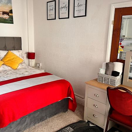 Victoria House - Self Catering Quiet Guesthouse - Adult Singles And Couples Only Blackpool Zewnętrze zdjęcie