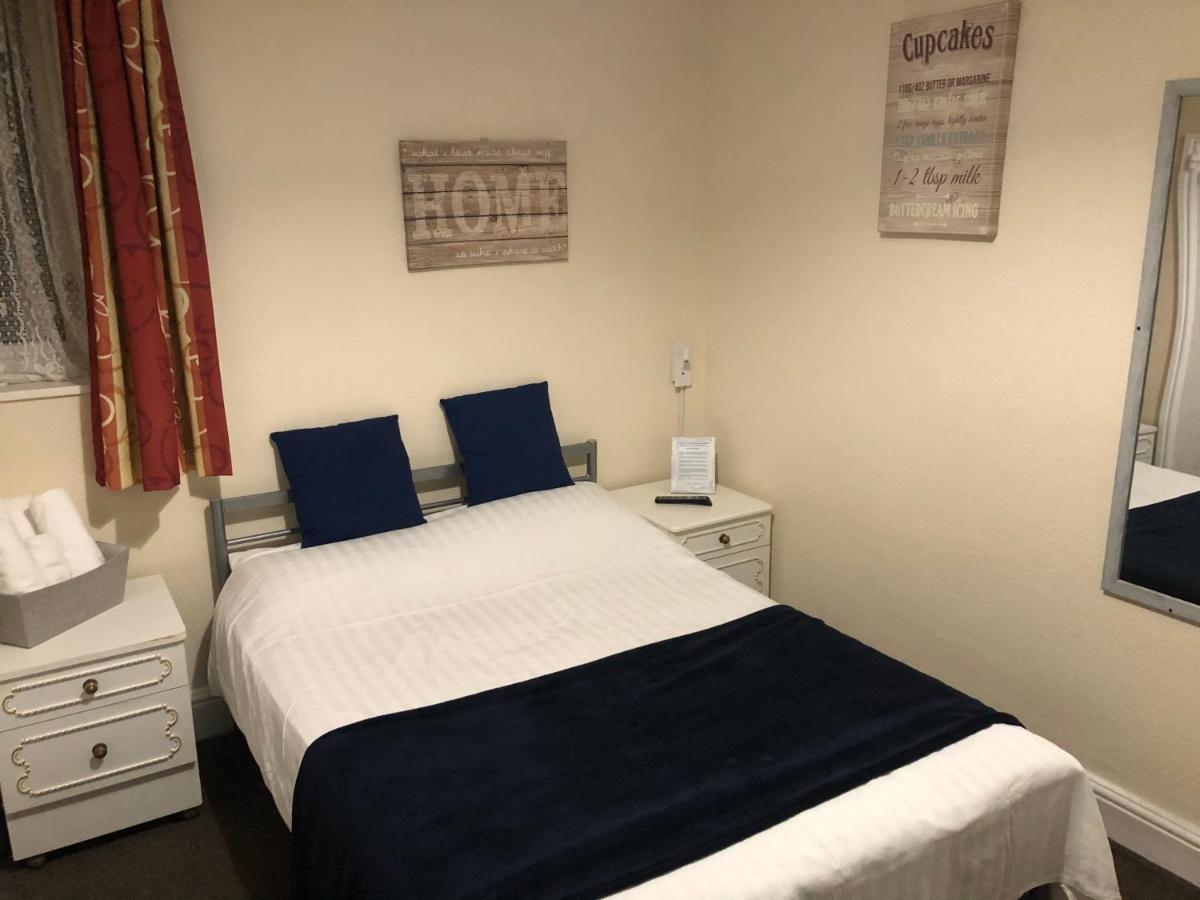 Victoria House - Self Catering Quiet Guesthouse - Adult Singles And Couples Only Blackpool Zewnętrze zdjęcie