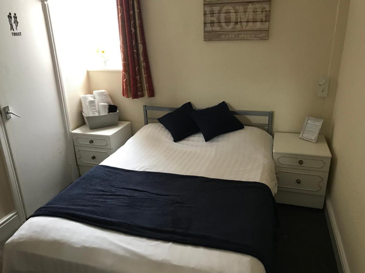 Victoria House - Self Catering Quiet Guesthouse - Adult Singles And Couples Only Blackpool Zewnętrze zdjęcie