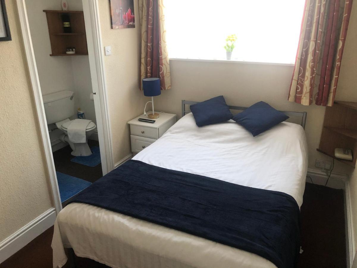 Victoria House - Self Catering Quiet Guesthouse - Adult Singles And Couples Only Blackpool Zewnętrze zdjęcie