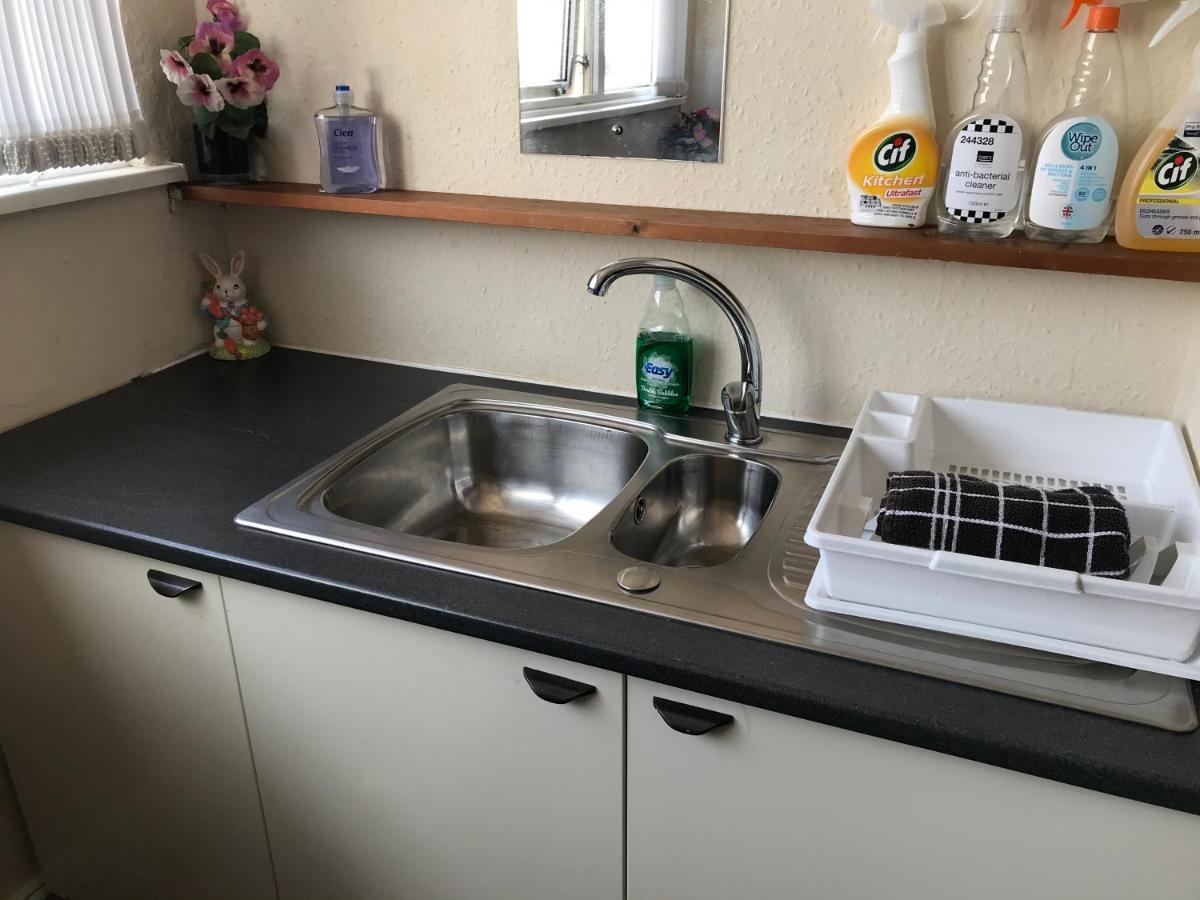 Victoria House - Self Catering Quiet Guesthouse - Adult Singles And Couples Only Blackpool Zewnętrze zdjęcie