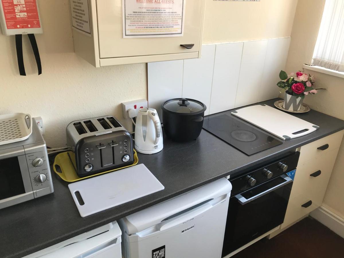 Victoria House - Self Catering Quiet Guesthouse - Adult Singles And Couples Only Blackpool Zewnętrze zdjęcie