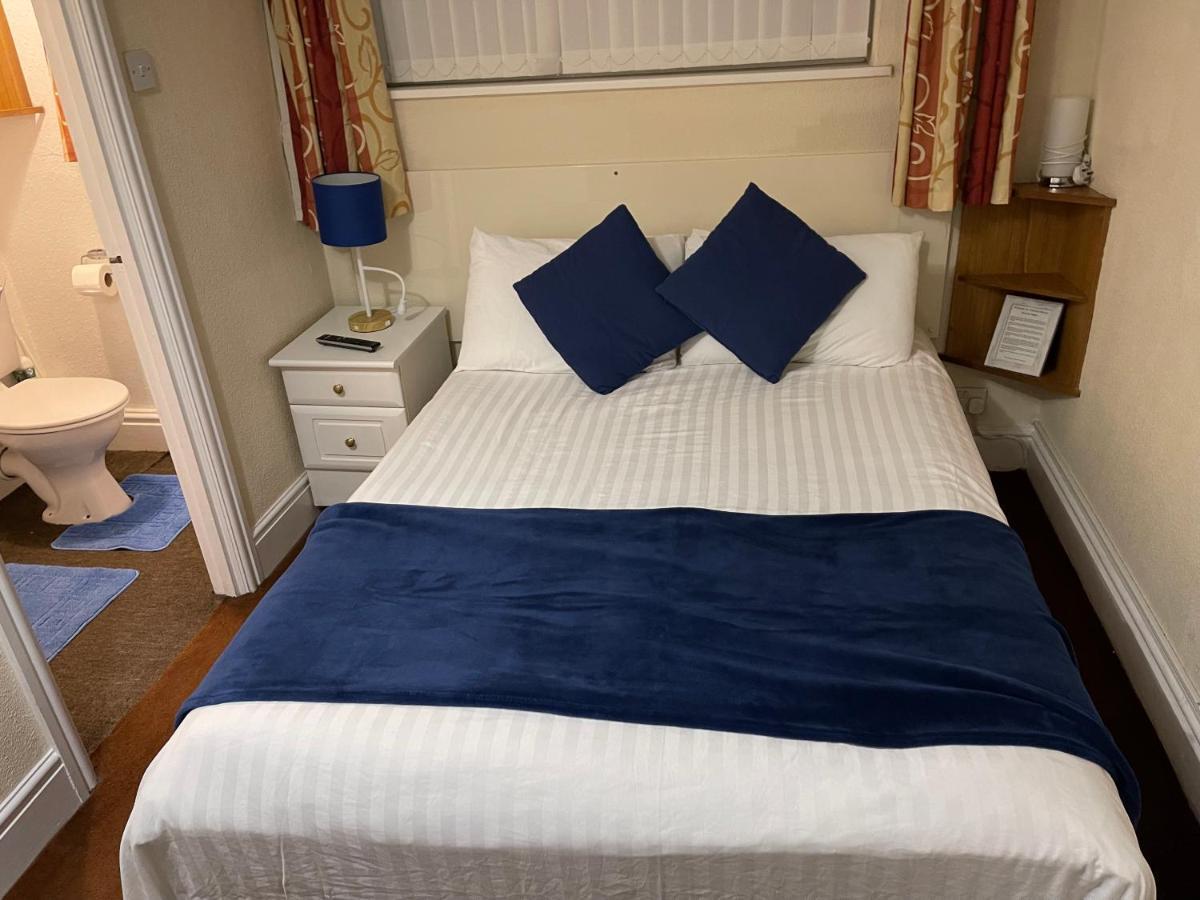 Victoria House - Self Catering Quiet Guesthouse - Adult Singles And Couples Only Blackpool Zewnętrze zdjęcie