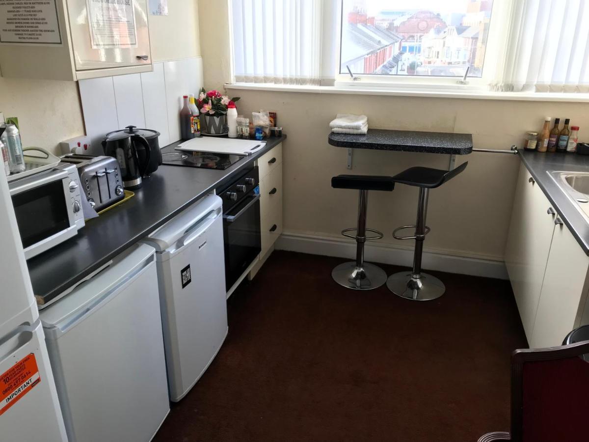 Victoria House - Self Catering Quiet Guesthouse - Adult Singles And Couples Only Blackpool Zewnętrze zdjęcie