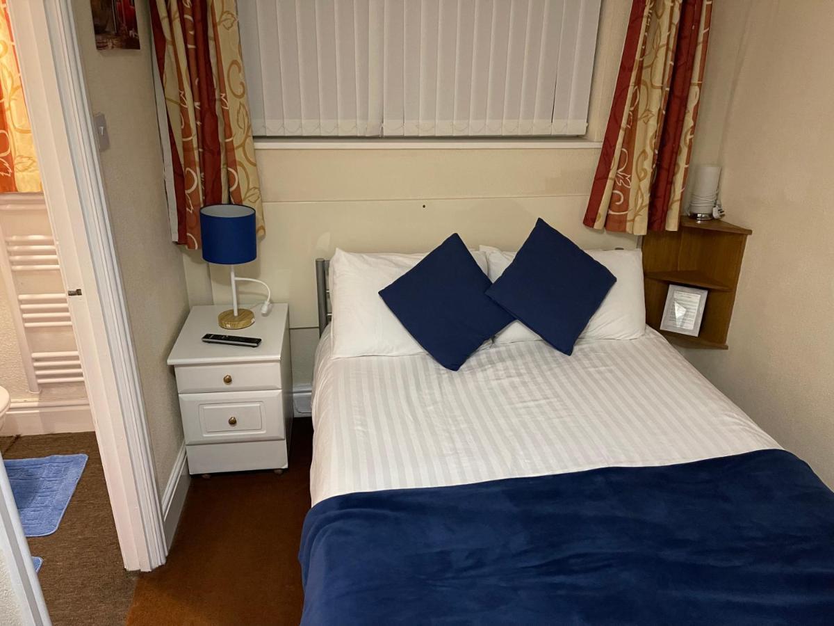 Victoria House - Self Catering Quiet Guesthouse - Adult Singles And Couples Only Blackpool Zewnętrze zdjęcie