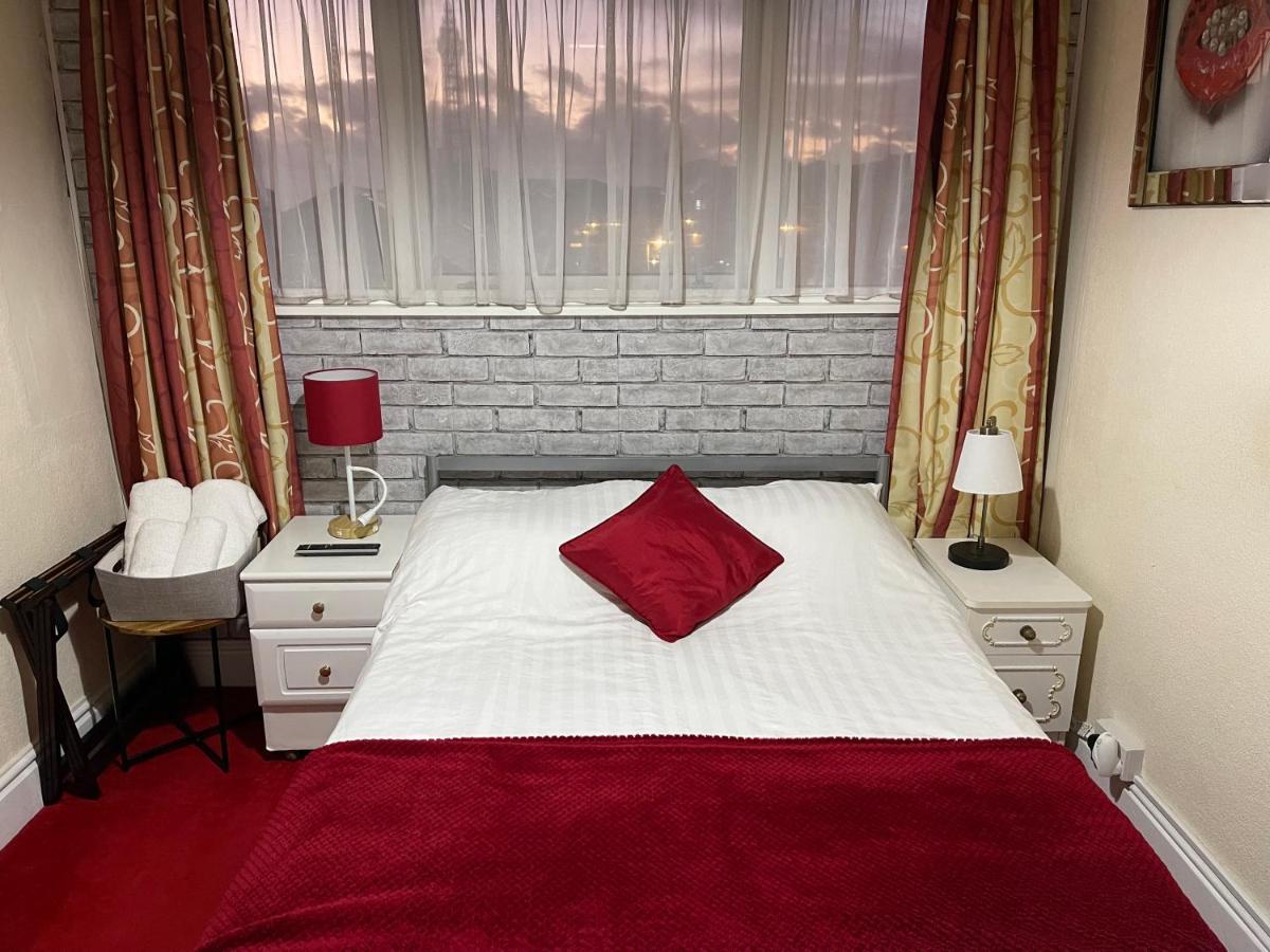 Victoria House - Self Catering Quiet Guesthouse - Adult Singles And Couples Only Blackpool Zewnętrze zdjęcie