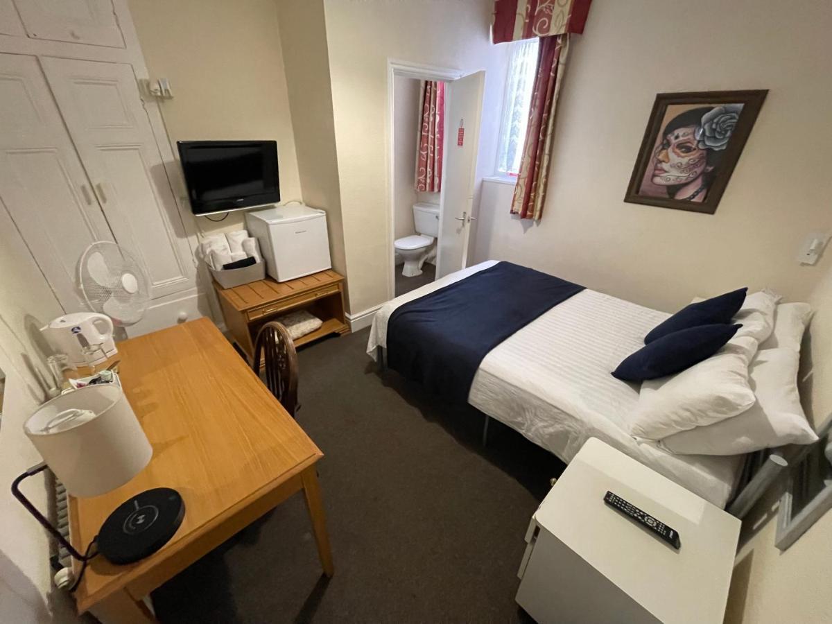 Victoria House - Self Catering Quiet Guesthouse - Adult Singles And Couples Only Blackpool Zewnętrze zdjęcie