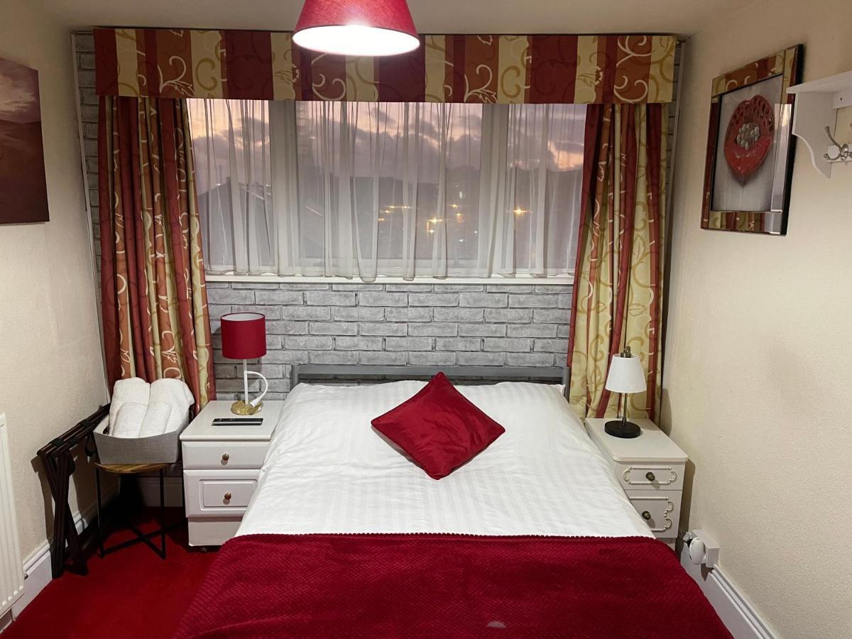 Victoria House - Self Catering Quiet Guesthouse - Adult Singles And Couples Only Blackpool Zewnętrze zdjęcie