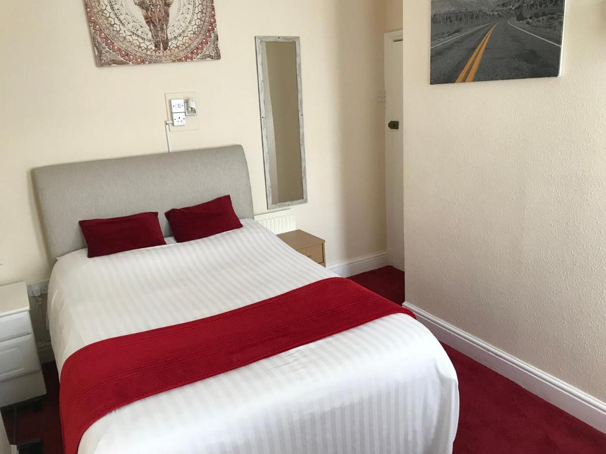 Victoria House - Self Catering Quiet Guesthouse - Adult Singles And Couples Only Blackpool Zewnętrze zdjęcie