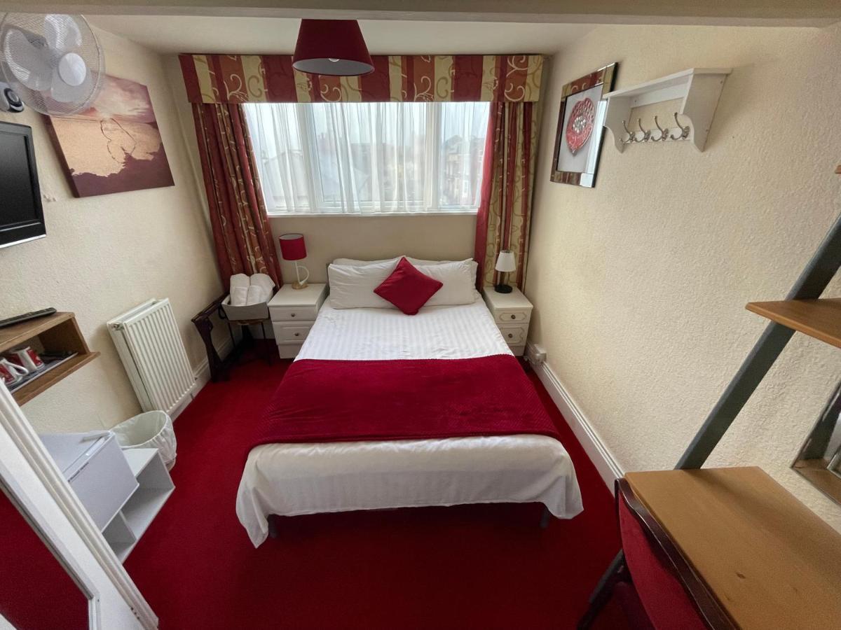 Victoria House - Self Catering Quiet Guesthouse - Adult Singles And Couples Only Blackpool Zewnętrze zdjęcie
