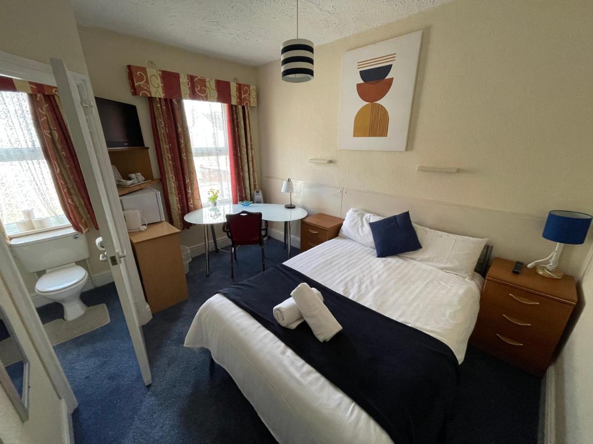 Victoria House - Self Catering Quiet Guesthouse - Adult Singles And Couples Only Blackpool Zewnętrze zdjęcie