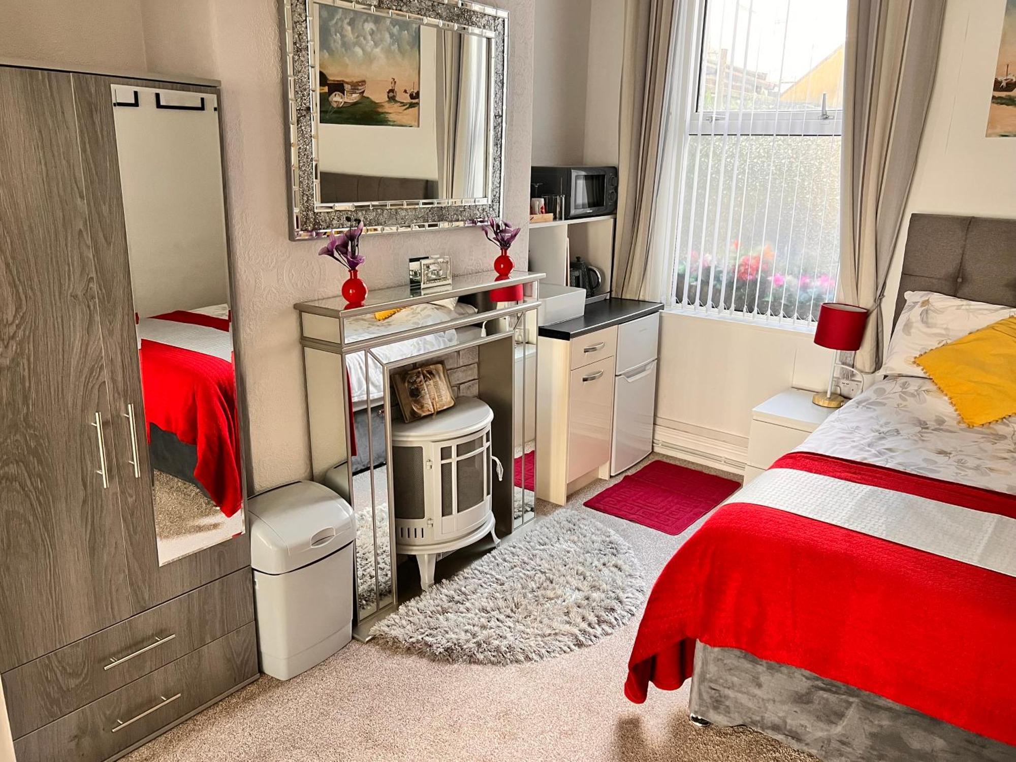 Victoria House - Self Catering Quiet Guesthouse - Adult Singles And Couples Only Blackpool Zewnętrze zdjęcie
