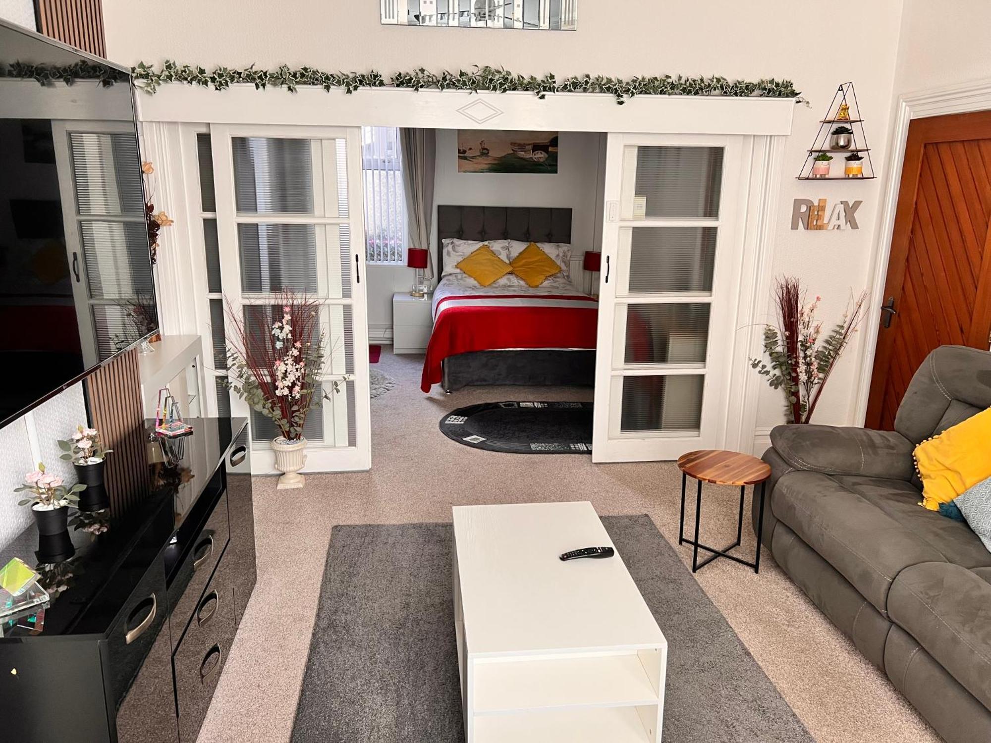 Victoria House - Self Catering Quiet Guesthouse - Adult Singles And Couples Only Blackpool Zewnętrze zdjęcie