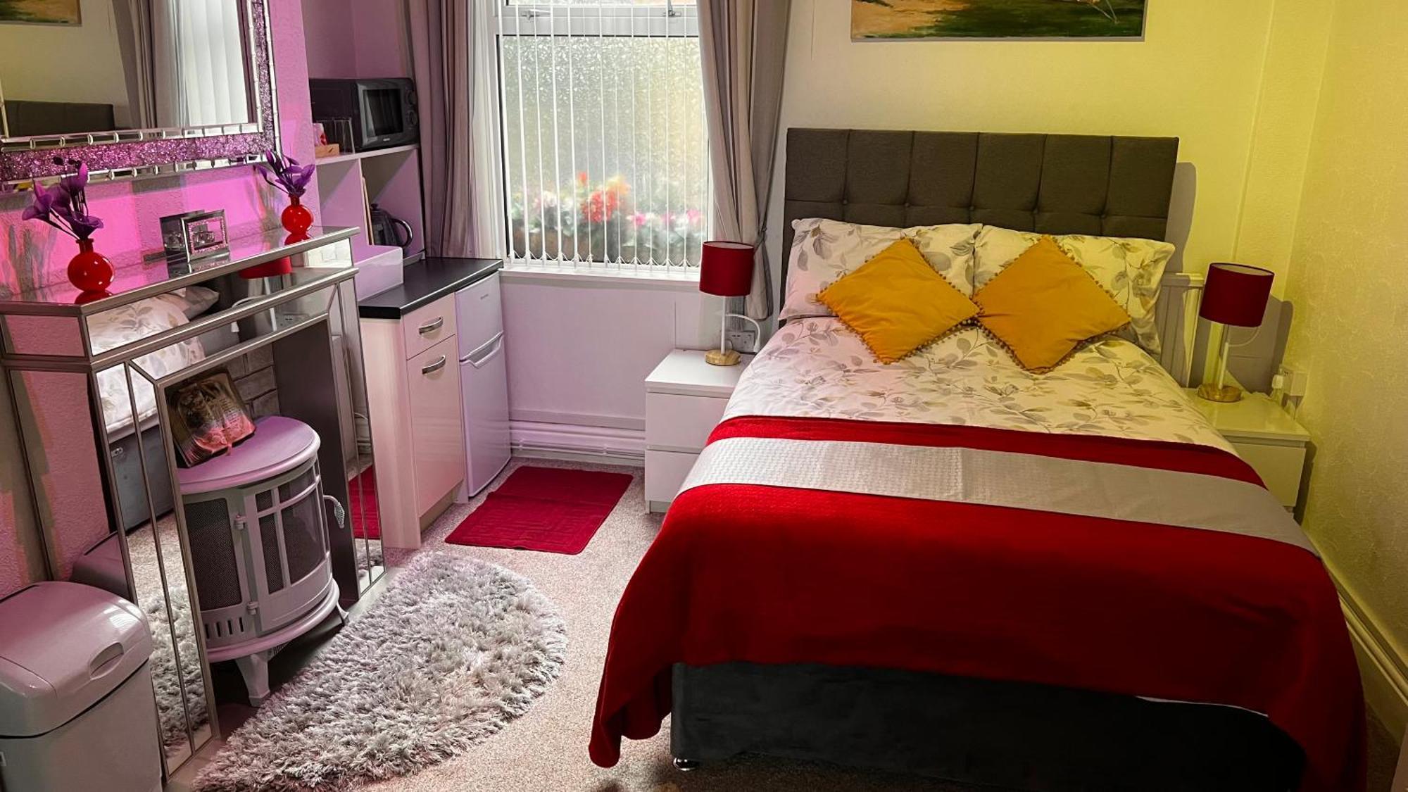 Victoria House - Self Catering Quiet Guesthouse - Adult Singles And Couples Only Blackpool Zewnętrze zdjęcie