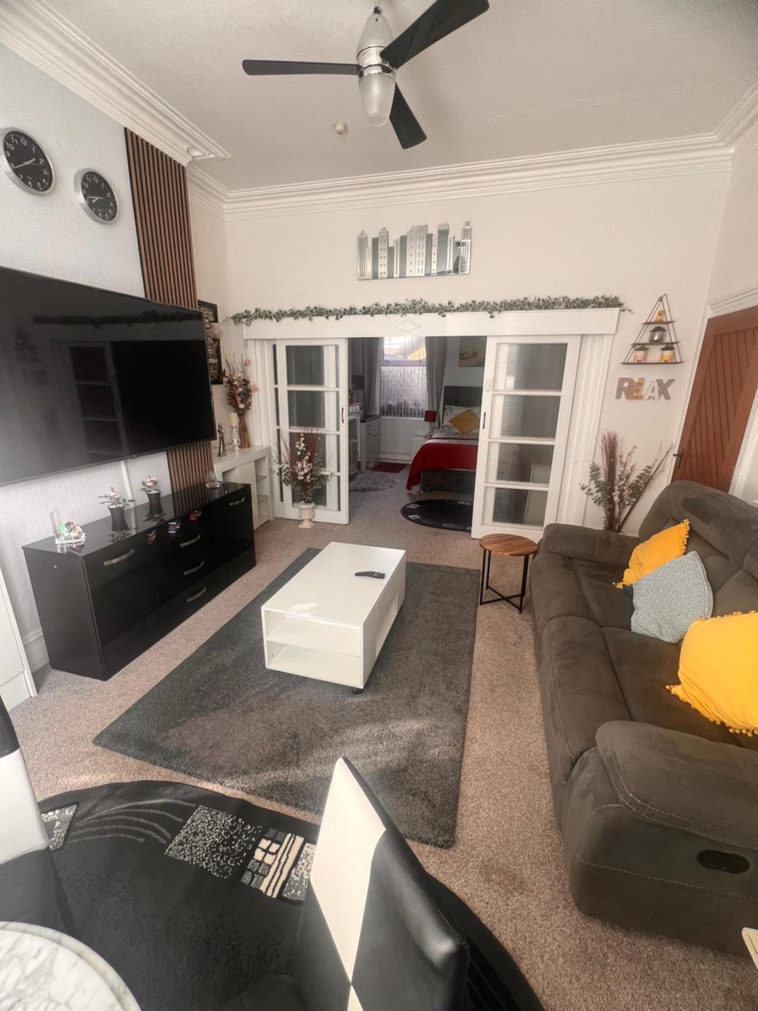 Victoria House - Self Catering Quiet Guesthouse - Adult Singles And Couples Only Blackpool Zewnętrze zdjęcie