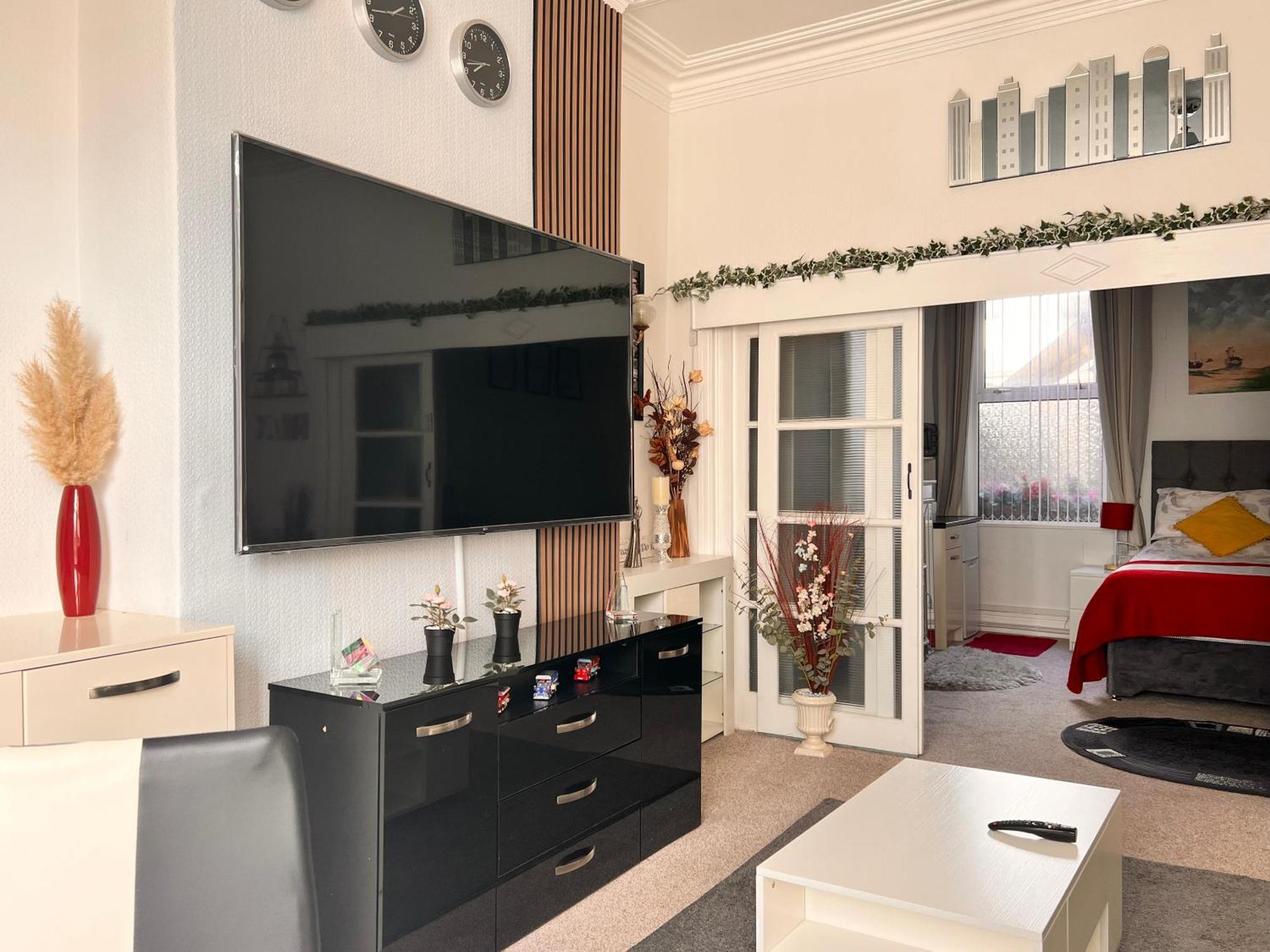 Victoria House - Self Catering Quiet Guesthouse - Adult Singles And Couples Only Blackpool Zewnętrze zdjęcie