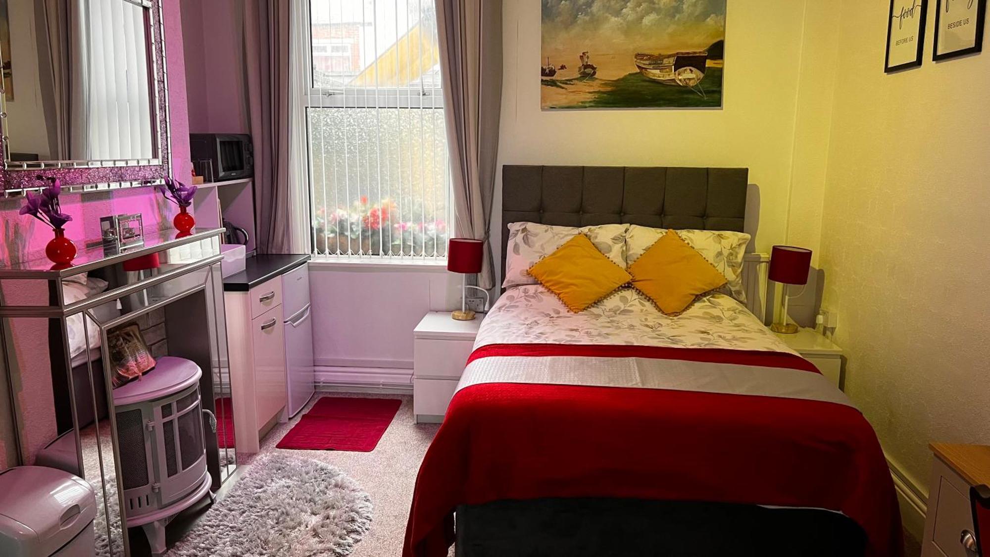 Victoria House - Self Catering Quiet Guesthouse - Adult Singles And Couples Only Blackpool Zewnętrze zdjęcie
