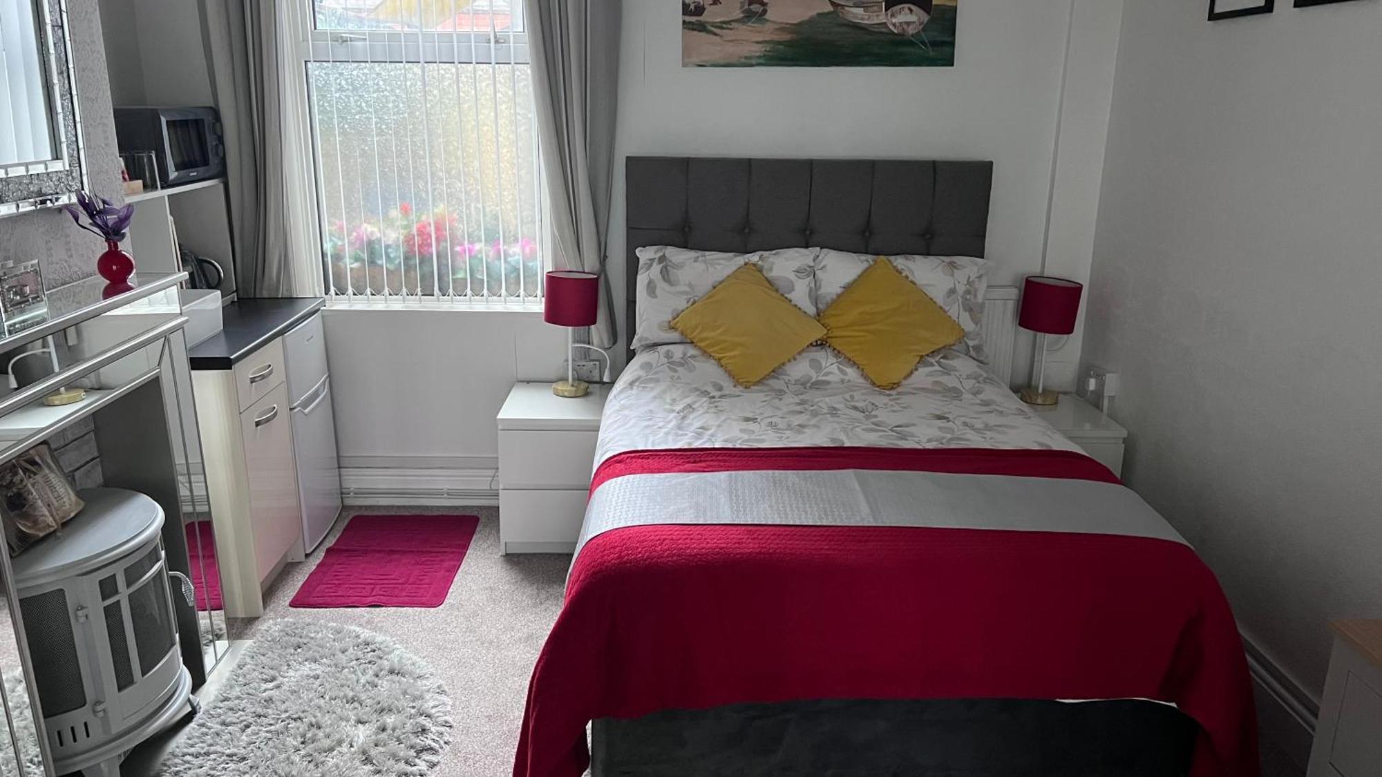 Victoria House - Self Catering Quiet Guesthouse - Adult Singles And Couples Only Blackpool Zewnętrze zdjęcie