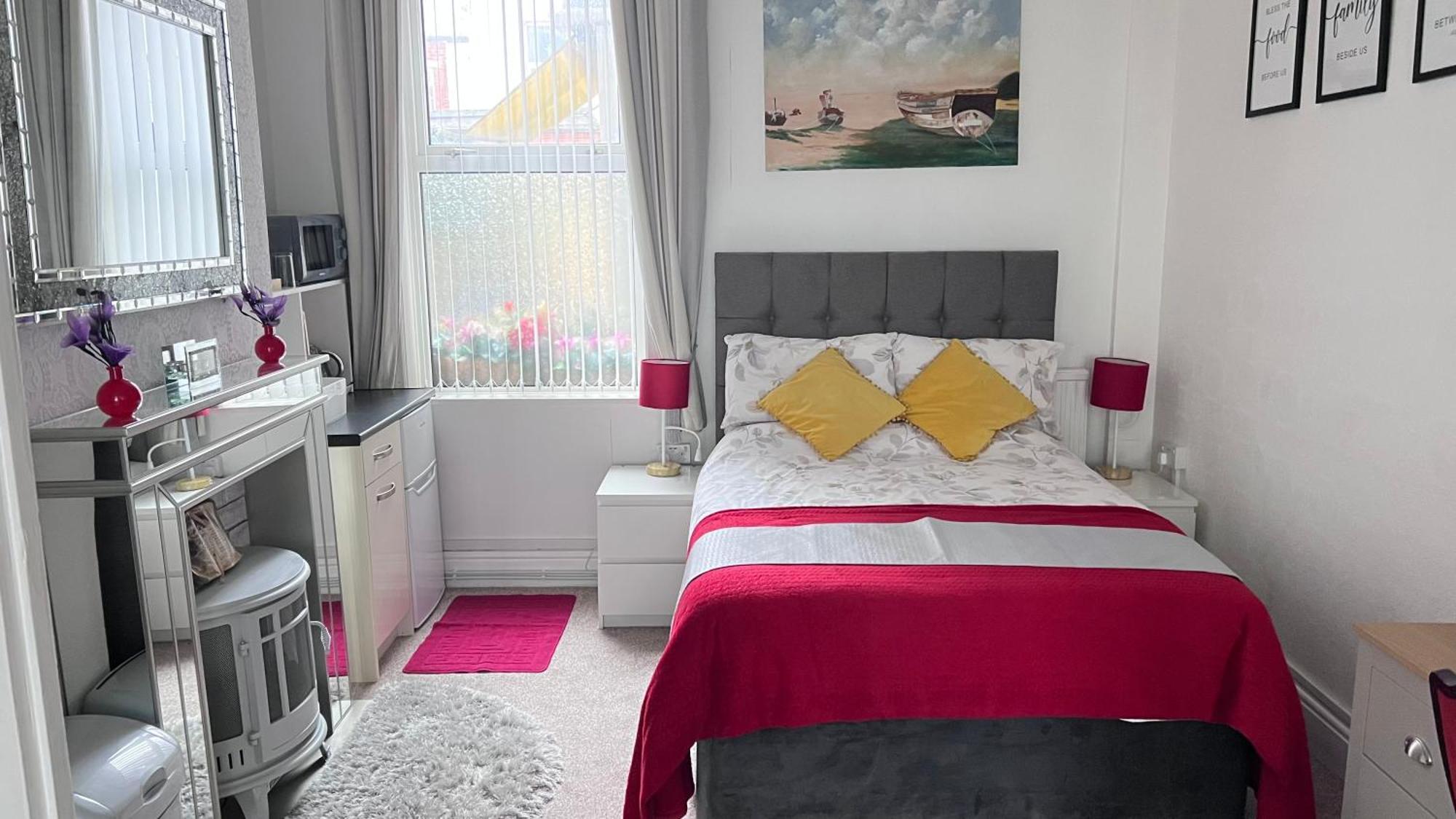 Victoria House - Self Catering Quiet Guesthouse - Adult Singles And Couples Only Blackpool Zewnętrze zdjęcie