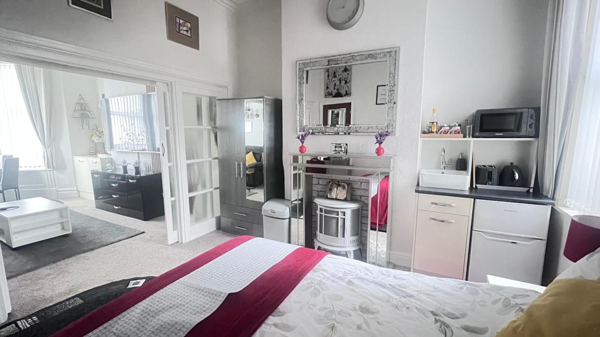 Victoria House - Self Catering Quiet Guesthouse - Adult Singles And Couples Only Blackpool Zewnętrze zdjęcie