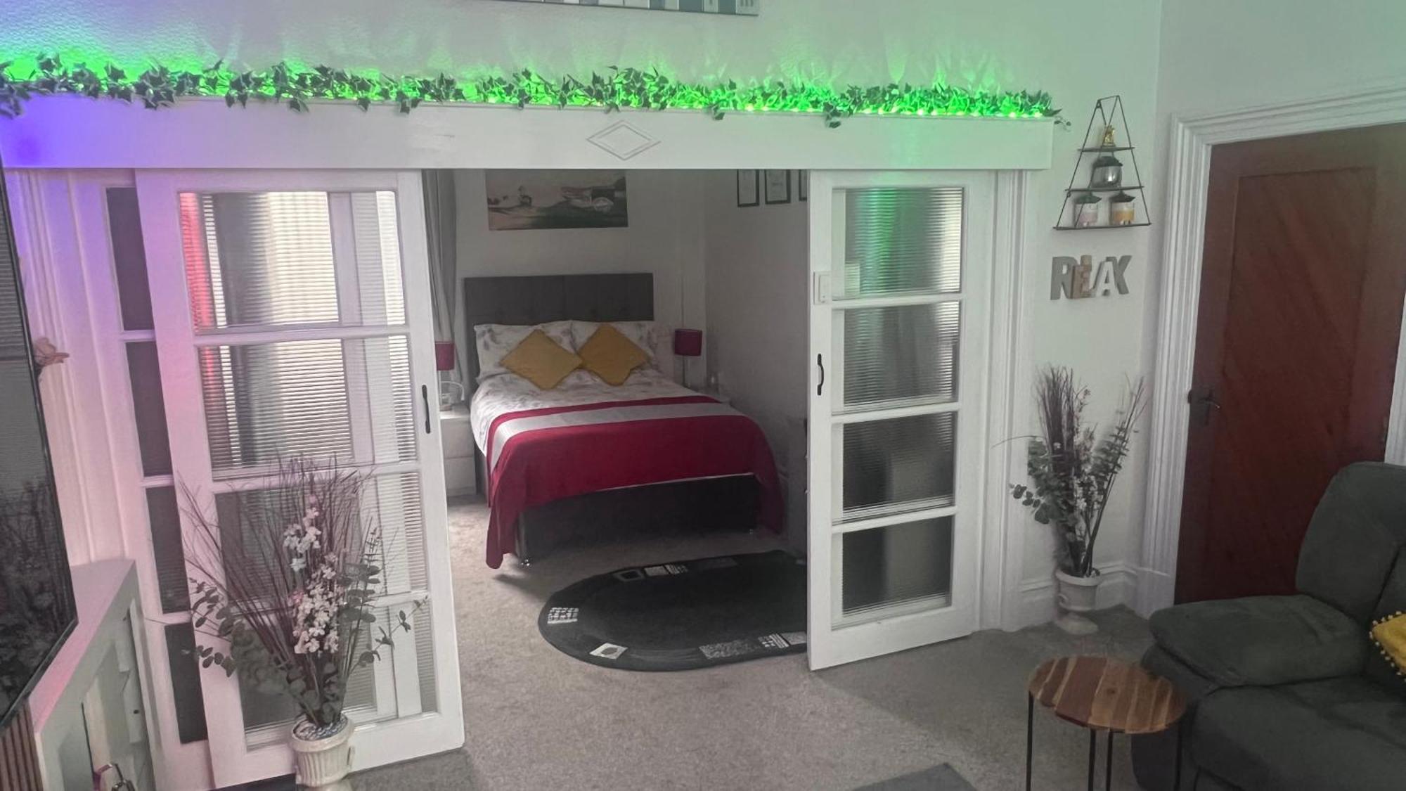 Victoria House - Self Catering Quiet Guesthouse - Adult Singles And Couples Only Blackpool Zewnętrze zdjęcie