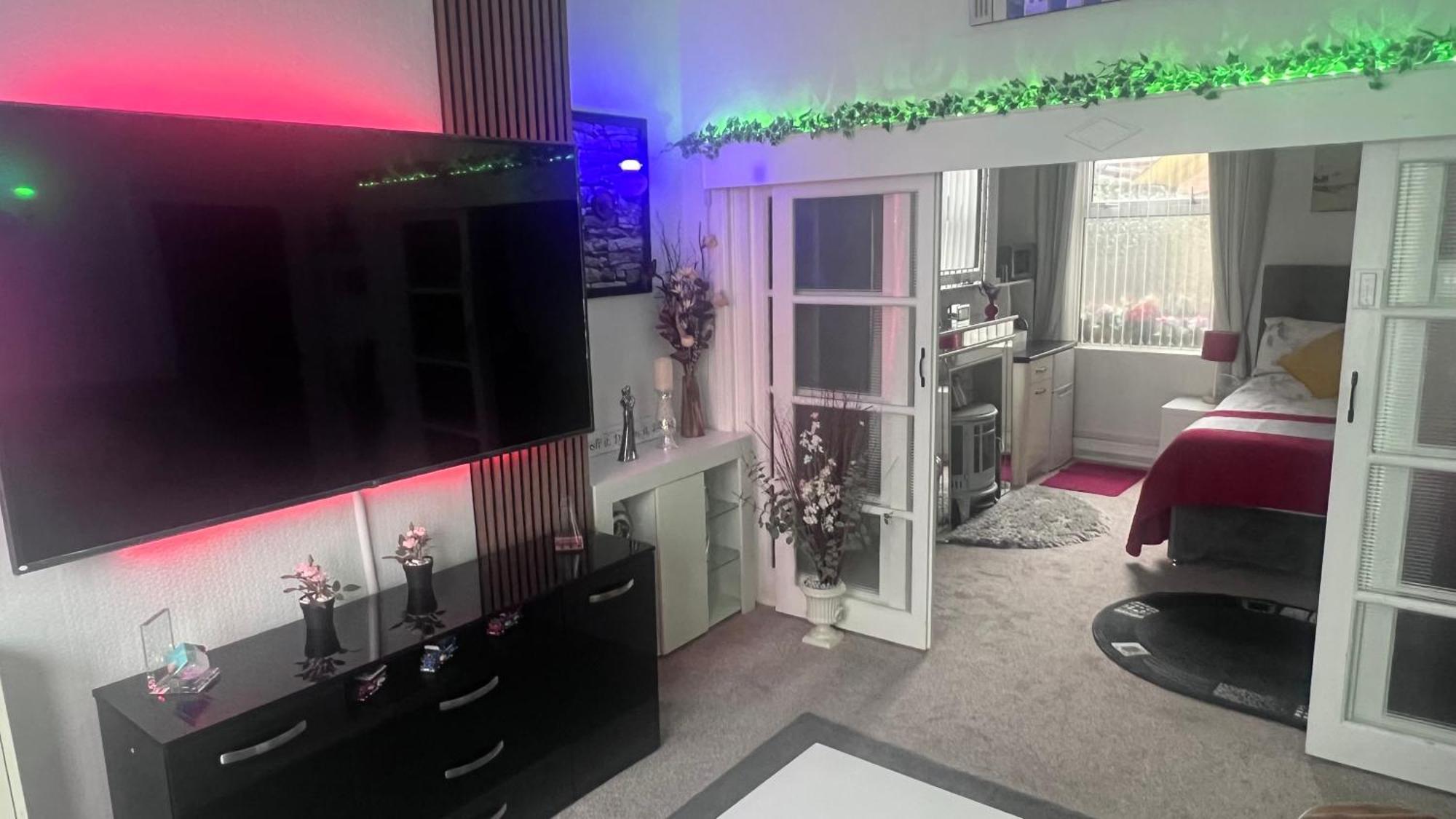 Victoria House - Self Catering Quiet Guesthouse - Adult Singles And Couples Only Blackpool Zewnętrze zdjęcie