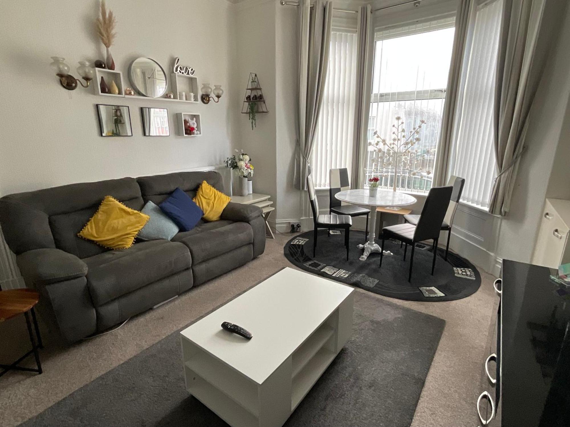 Victoria House - Self Catering Quiet Guesthouse - Adult Singles And Couples Only Blackpool Zewnętrze zdjęcie