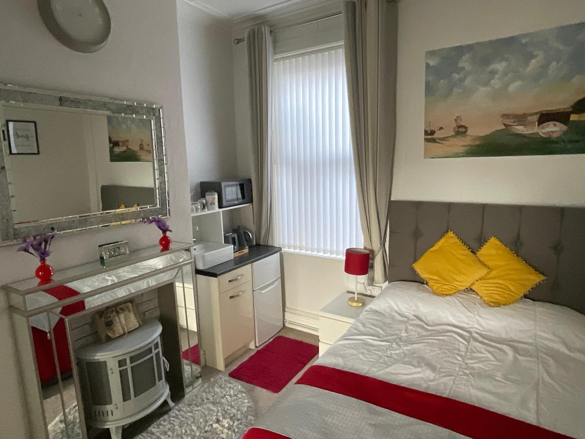Victoria House - Self Catering Quiet Guesthouse - Adult Singles And Couples Only Blackpool Zewnętrze zdjęcie
