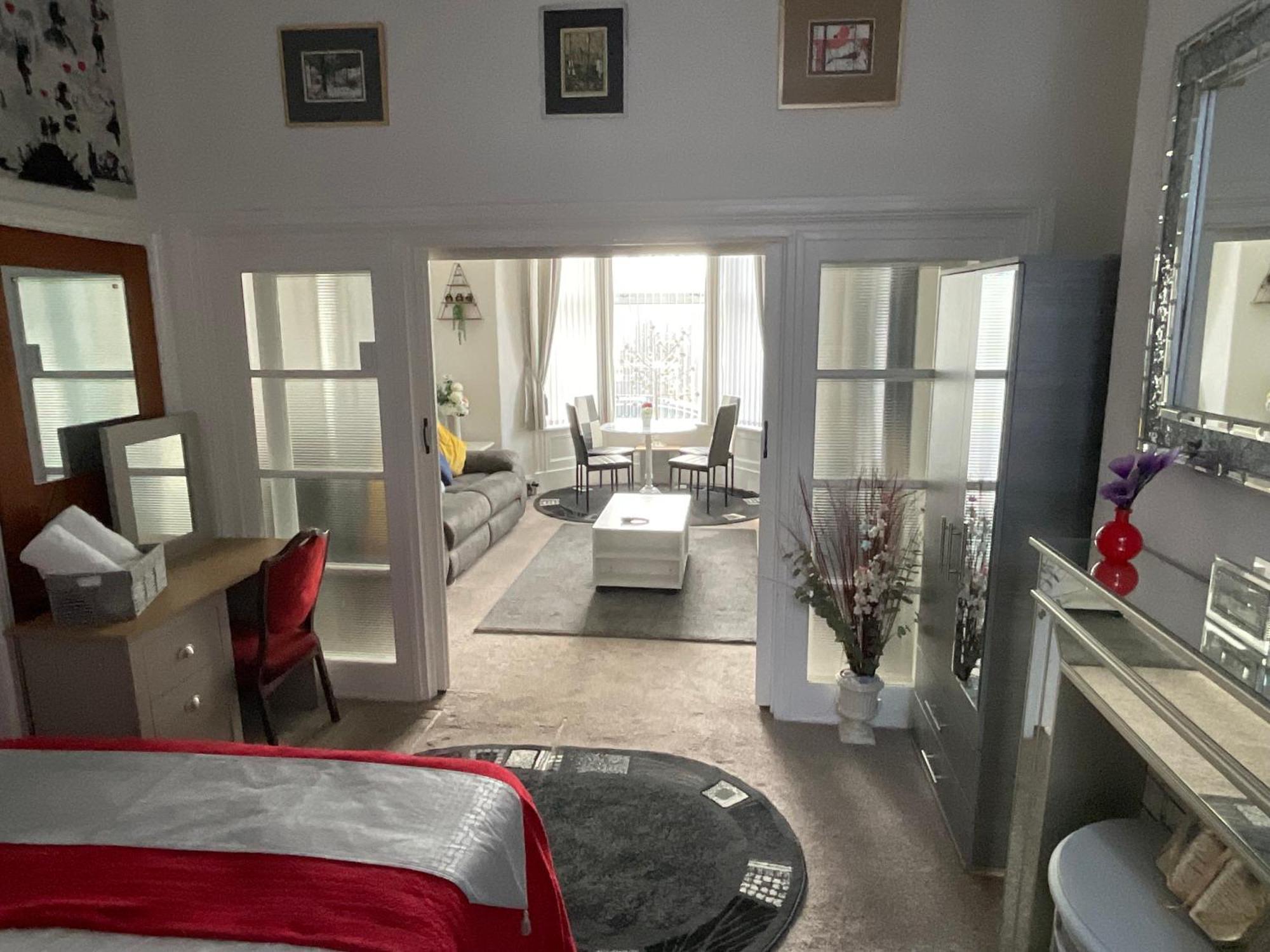 Victoria House - Self Catering Quiet Guesthouse - Adult Singles And Couples Only Blackpool Zewnętrze zdjęcie