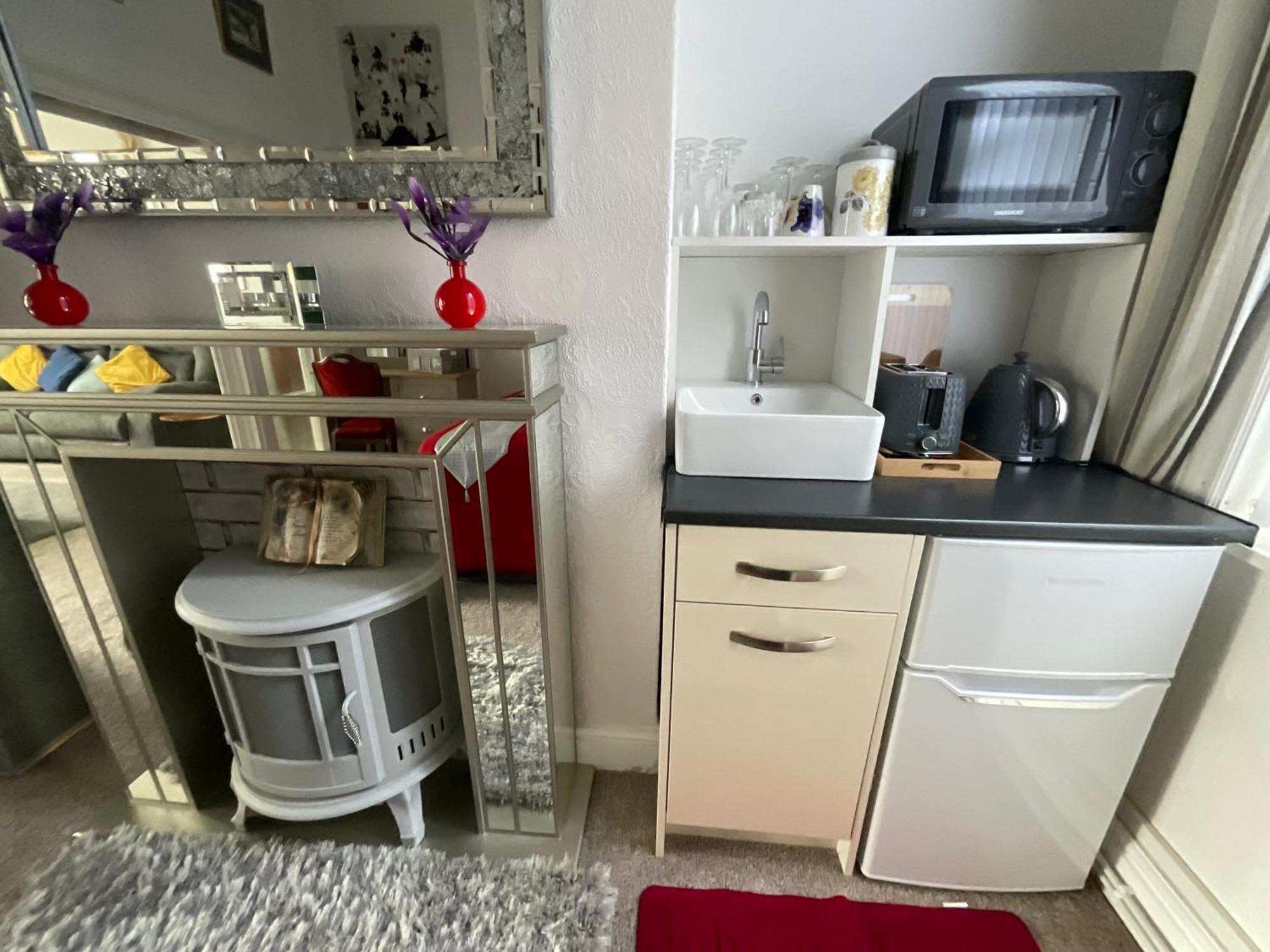 Victoria House - Self Catering Quiet Guesthouse - Adult Singles And Couples Only Blackpool Zewnętrze zdjęcie