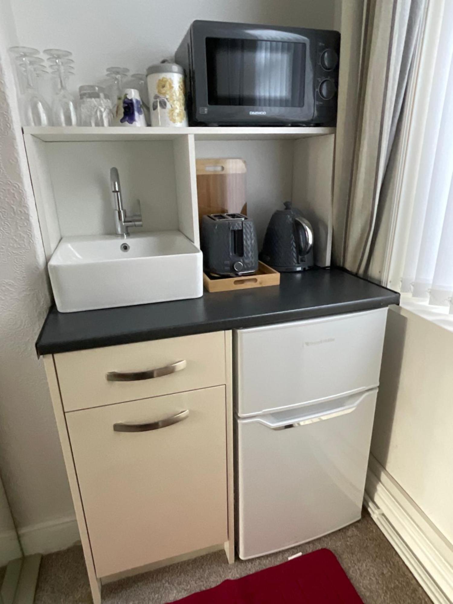 Victoria House - Self Catering Quiet Guesthouse - Adult Singles And Couples Only Blackpool Zewnętrze zdjęcie