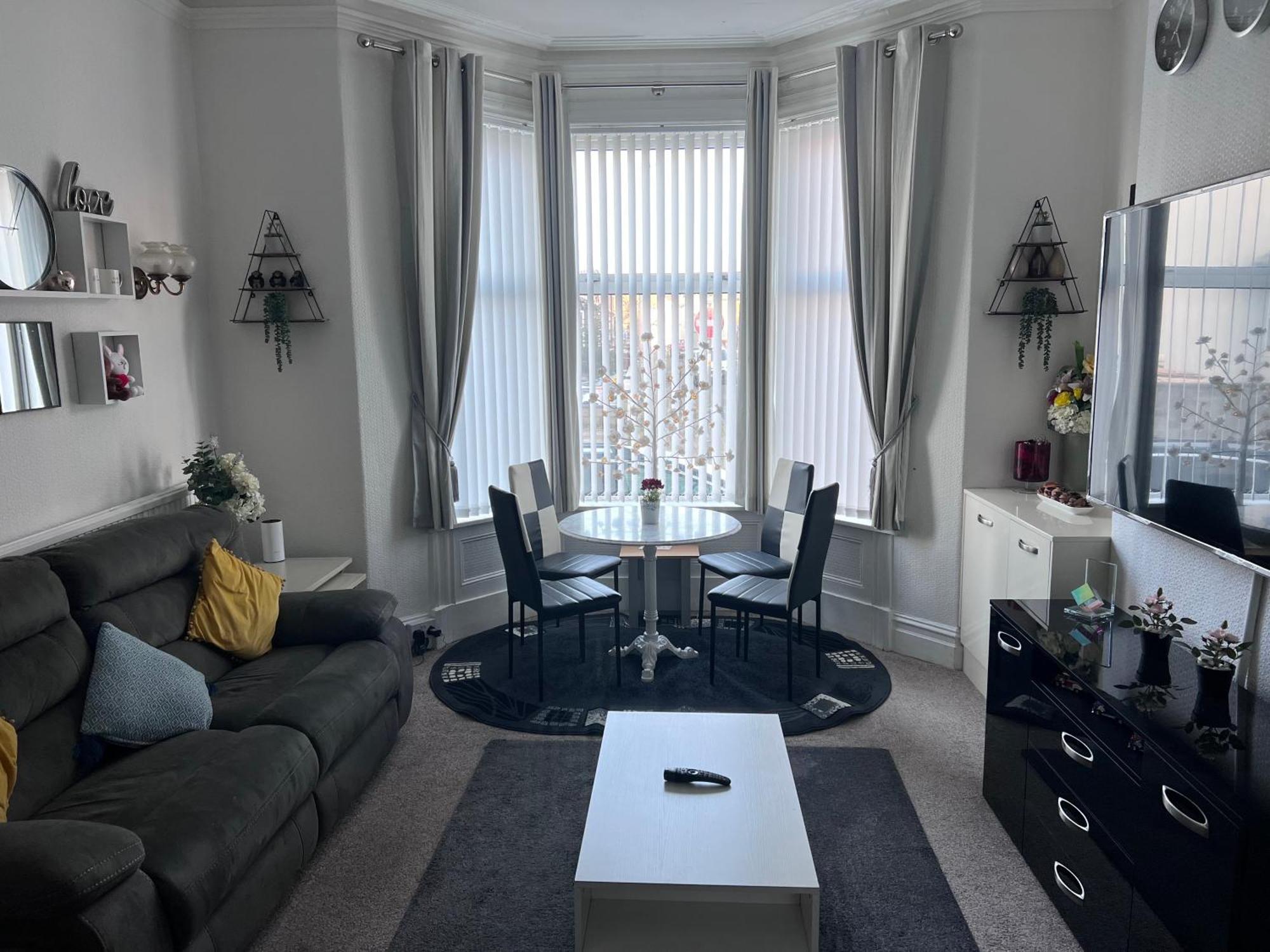 Victoria House - Self Catering Quiet Guesthouse - Adult Singles And Couples Only Blackpool Zewnętrze zdjęcie