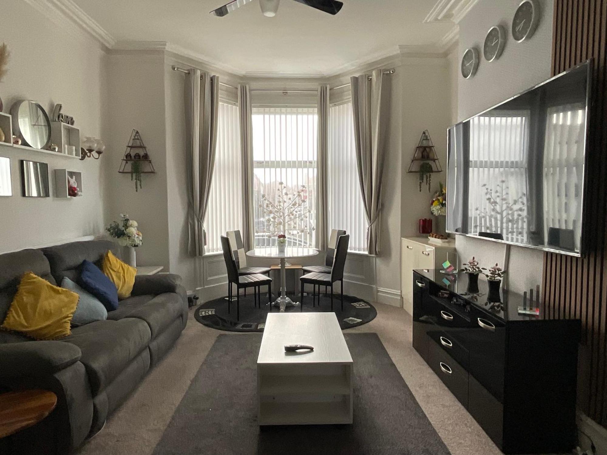 Victoria House - Self Catering Quiet Guesthouse - Adult Singles And Couples Only Blackpool Zewnętrze zdjęcie