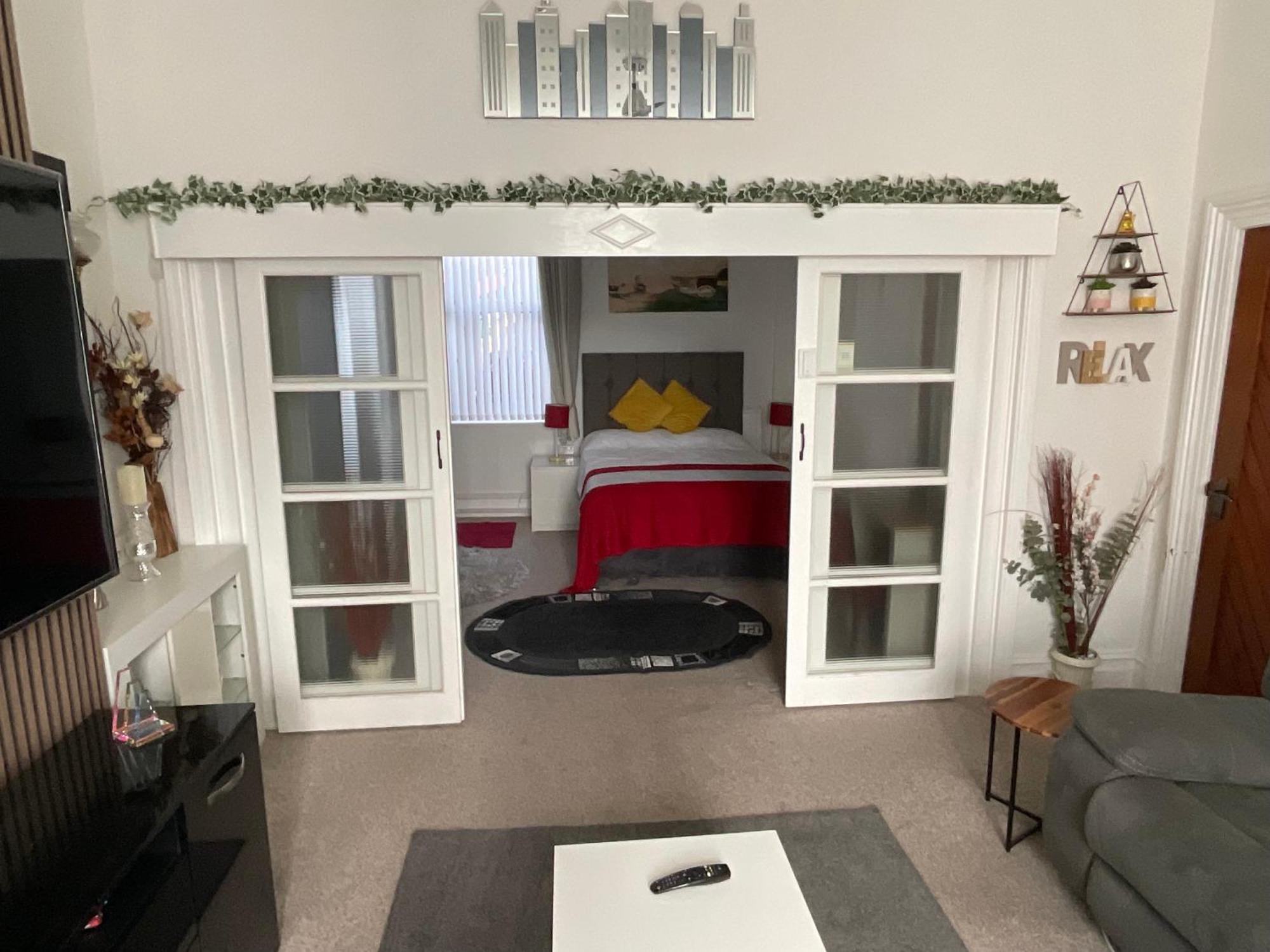 Victoria House - Self Catering Quiet Guesthouse - Adult Singles And Couples Only Blackpool Zewnętrze zdjęcie