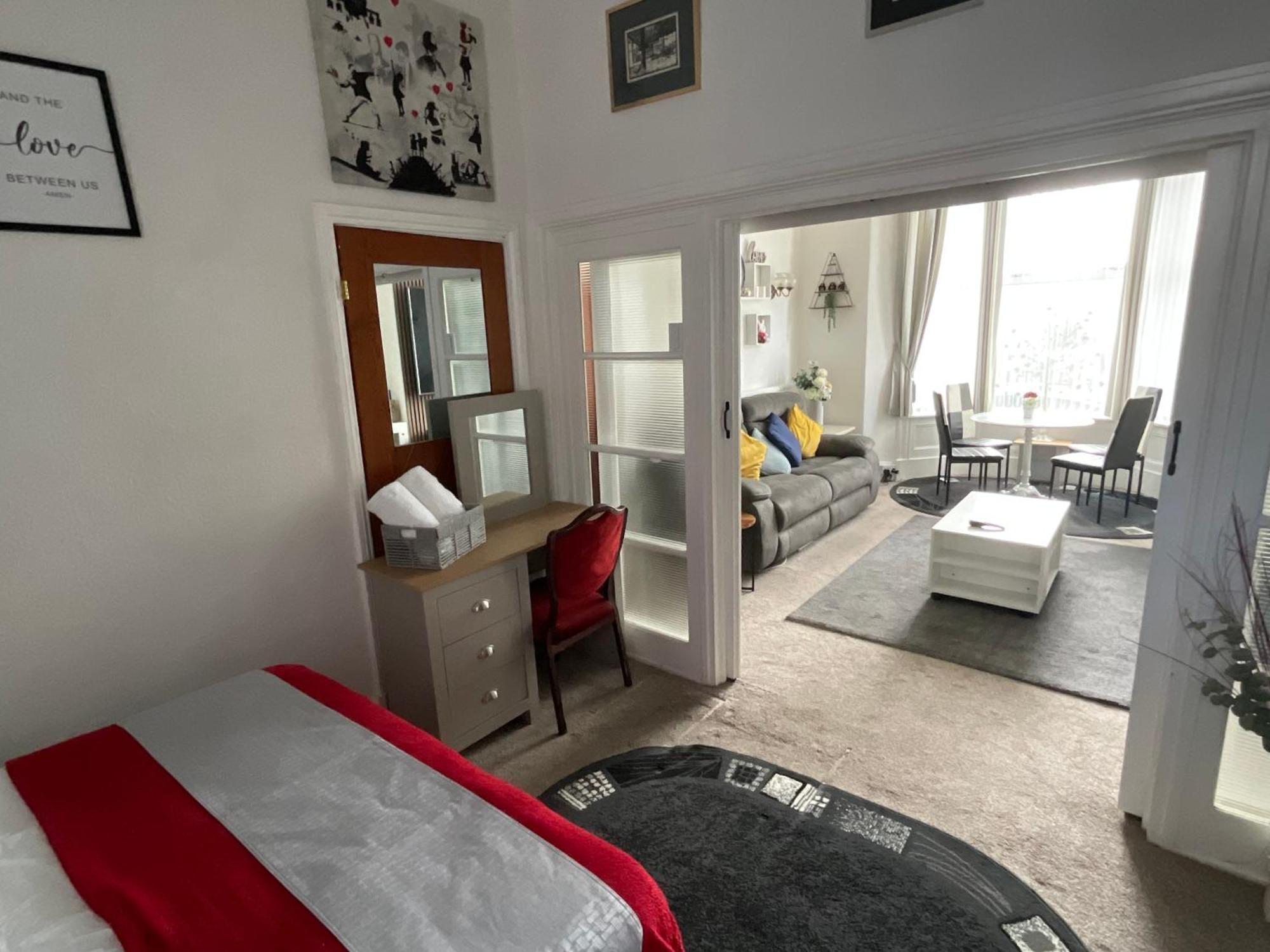 Victoria House - Self Catering Quiet Guesthouse - Adult Singles And Couples Only Blackpool Zewnętrze zdjęcie