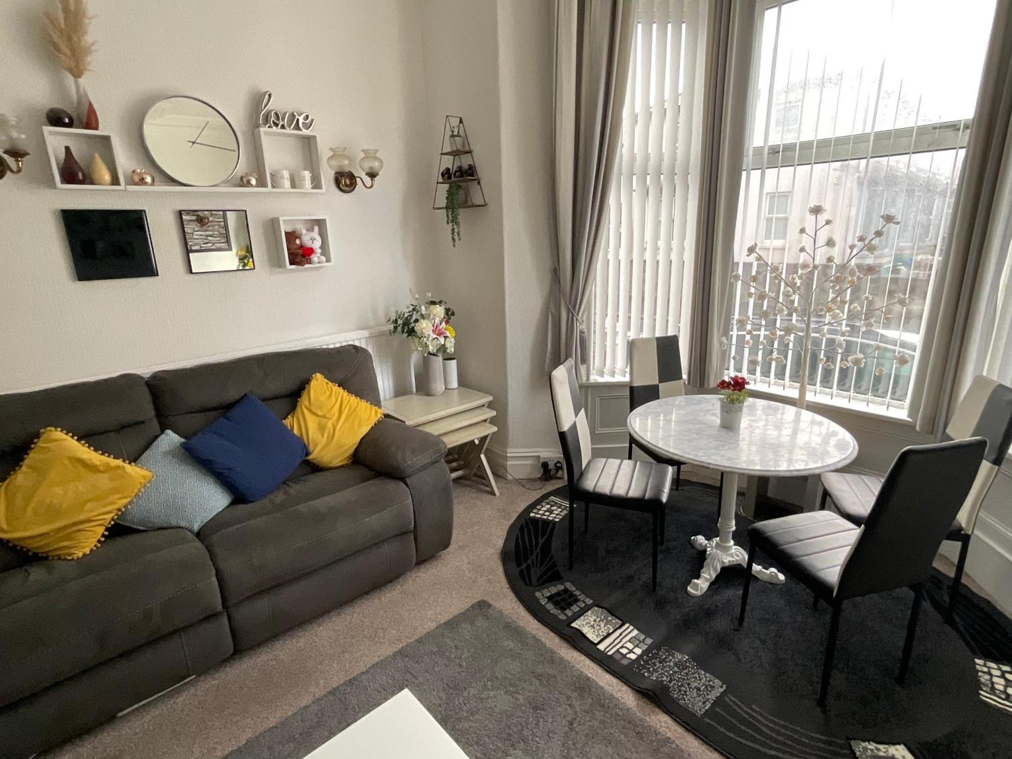 Victoria House - Self Catering Quiet Guesthouse - Adult Singles And Couples Only Blackpool Zewnętrze zdjęcie